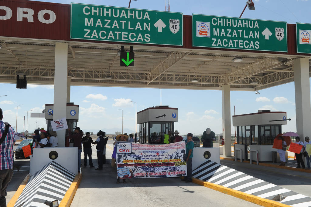 Movilización. Maestros de la región Lagunera de Coahuila y Durango, permitieron ayer el paso de los vehículos  sin el pago del peaje. (ANGÉLICA SANDOVAL)