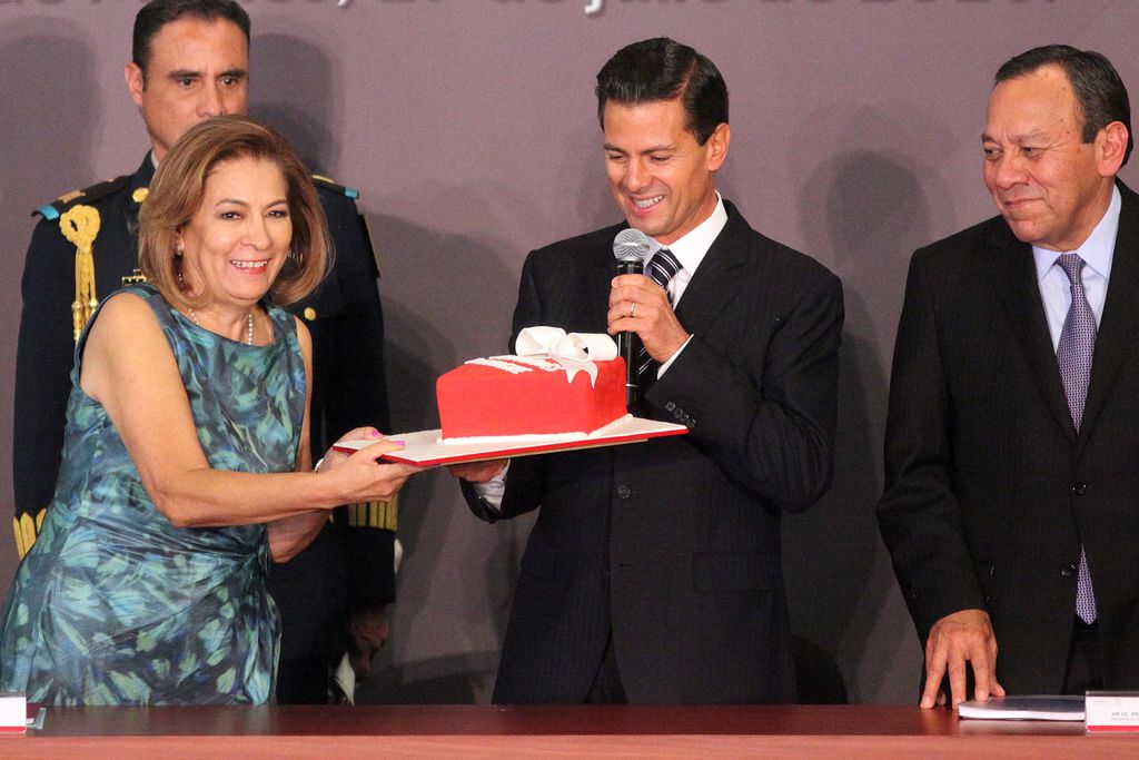 Ayer Peña Nieto recibió un pastel por adelantado. (ARCHIVO) 