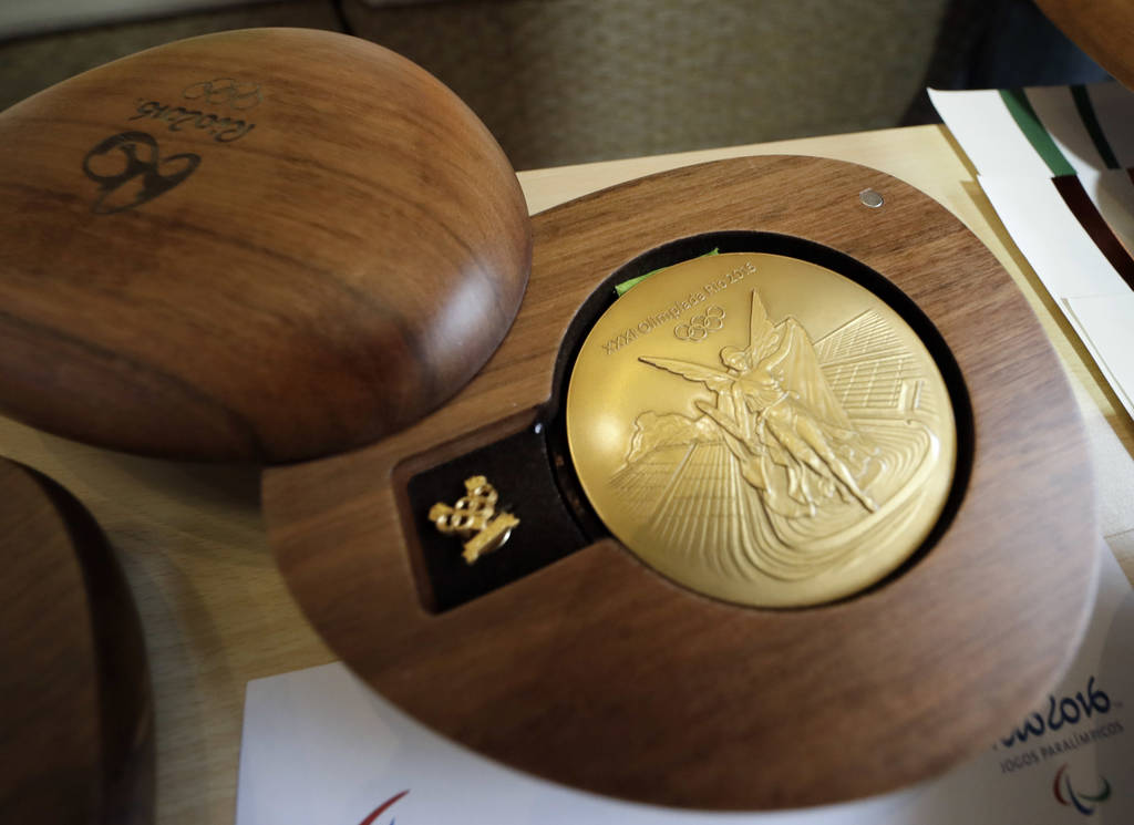 Las medallas que se les dará a los ganadores en Río de Janeiro sólo tienen una capa de oro y valdrían unos 600 dólares. (AP)