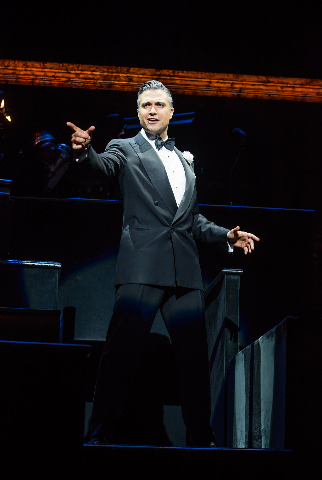 Jaime Camil dando vida al guapo, encantador y manipulador abogado Billy Flynn en la obra Chicago. (EFE)