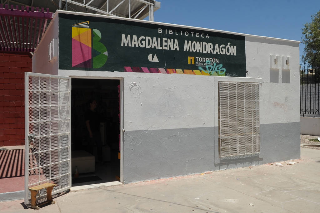 Con sus recursos. En la biblioteca pública Magdalena Mondragón, los encargados tuvieron que llevar un aparato de aire de su casa. (Ramón Sotomayor)