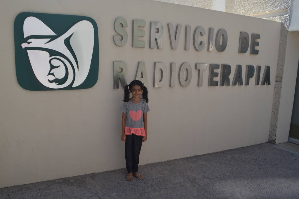 Lucha. Con una sonrisa, la pequeña Layla Sarahí, ayer salió de la clínica 71 del IMSS en Torreón para ir de regreso a casa. (ANGÉLICA SANDOVAL)