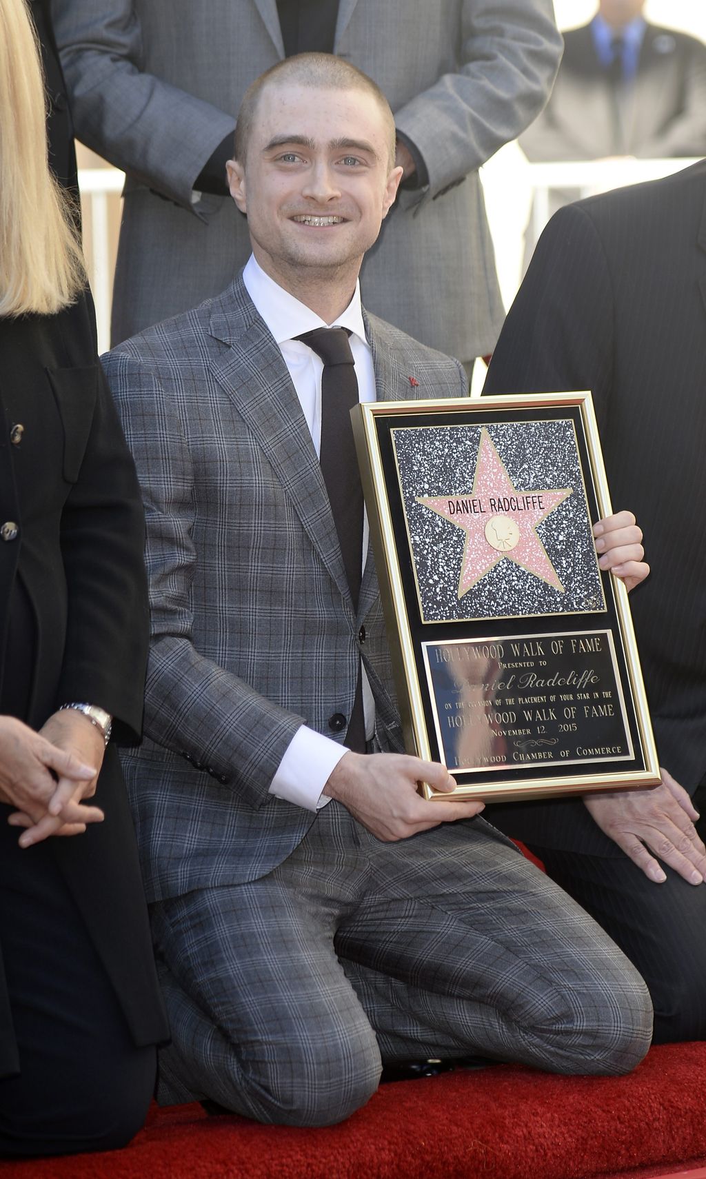 El actor británico Daniel Radcliffe posa con una replica de su estrella en el Paseo de la Fama. (EFE)