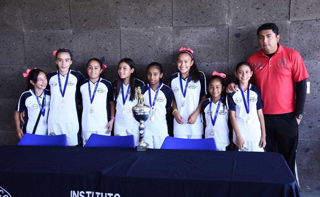 Niñas laguneras que cursan cuarto y quinto grado de primaria fueron quienes consiguieron esta hazaña, la cual coronaron al vencer en la gran final de ese torneo nacional al representativo del estado de Sinaloa. (ESPECIAL)