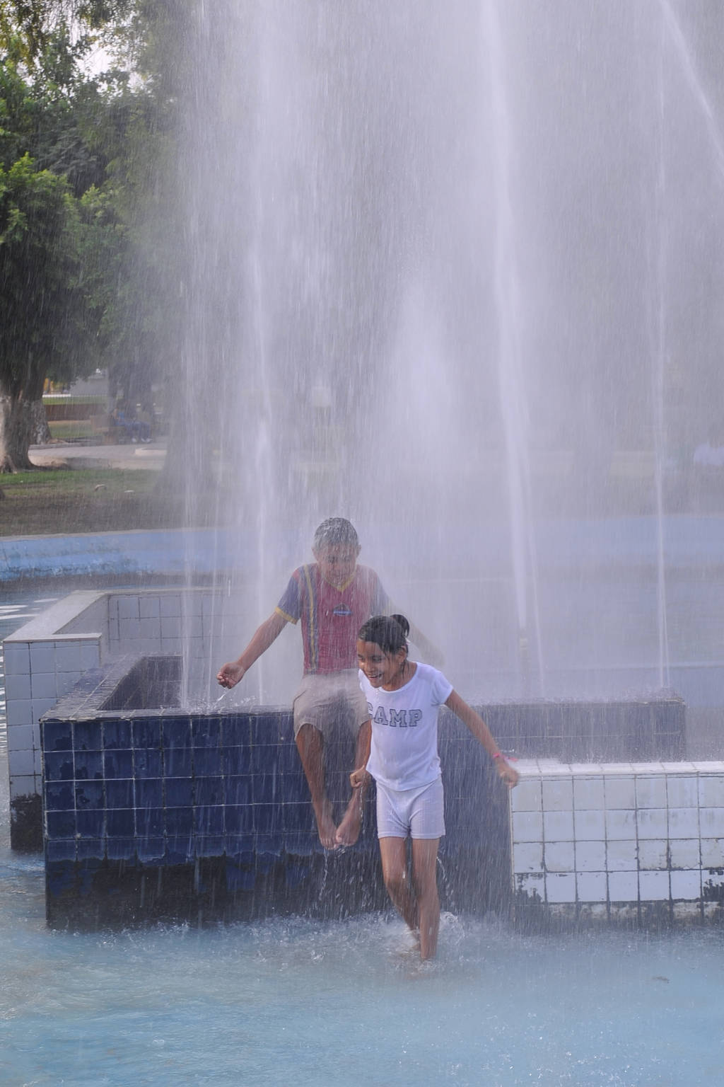Por calor. Durante la temporada de verano se incrementa considerablemente el consumo de agua y energía eléctrica en los hogares. (EL SIGLO DE TORREÓN)