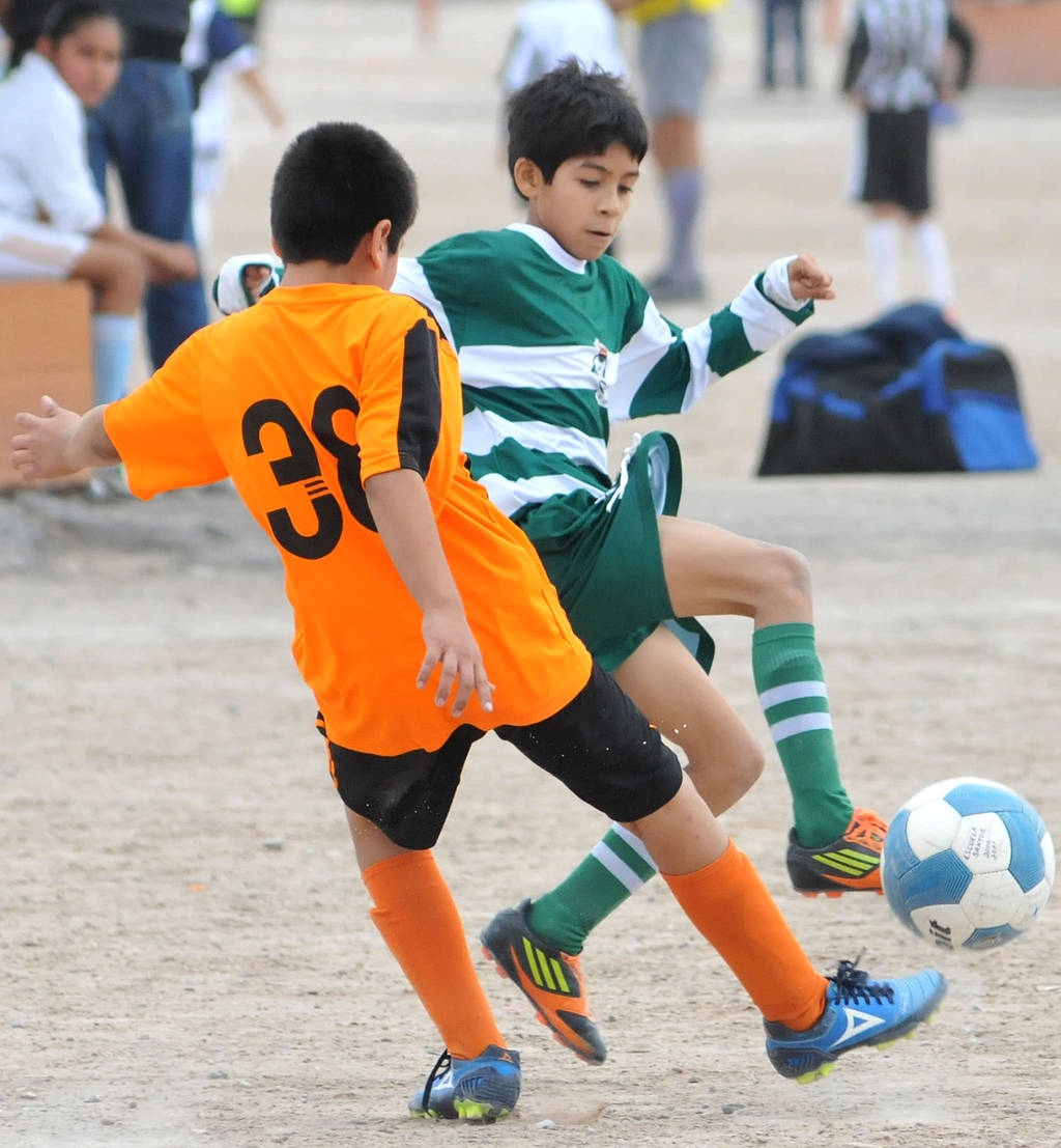 Toda una tradición en los campos de la Unidad Deportiva Torreón es la Liga de Futbol de Asqueles. (Archivo)