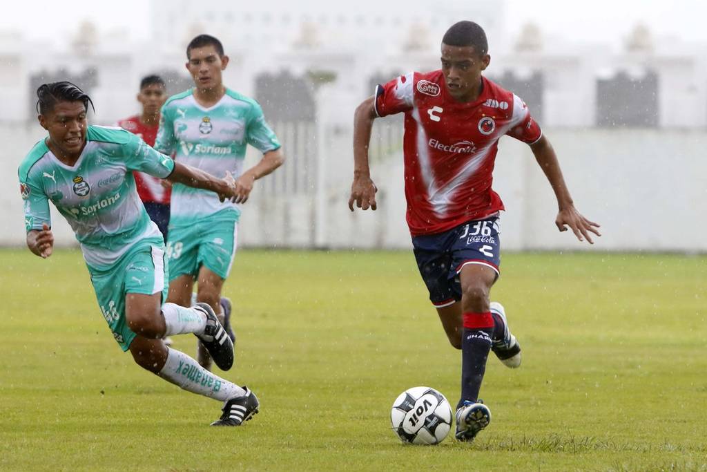 La lluvia matutina en el puerto jarocho se hizo presente durante todo el partido, aunque no fue factor determinante para el desarrollo del mismo. 