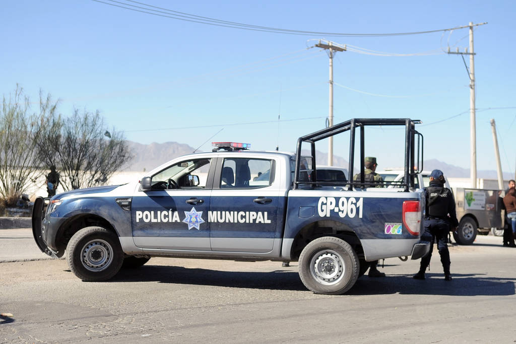 Delito. Los patrulleros de la Policía Municipal de Gómez Palacio detuvieron a los dos acusados de robo. (EL SIGLO DE TORREÓN)