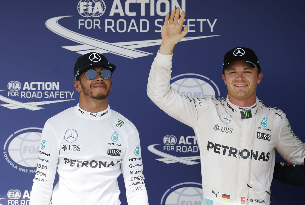 Rosberg consiguió arrebatarle la 'pole' a su compañero, el británico Lewis Hamilton, tras esquivar una bandera precautoria que había sido provocada por un trompo del español Fernando Alonso. (AP) 