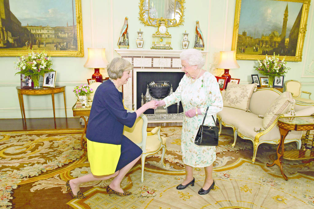 Fortaleza. La Reina Isabel II  dio el mandato a Theresa May para formar Gobierno.