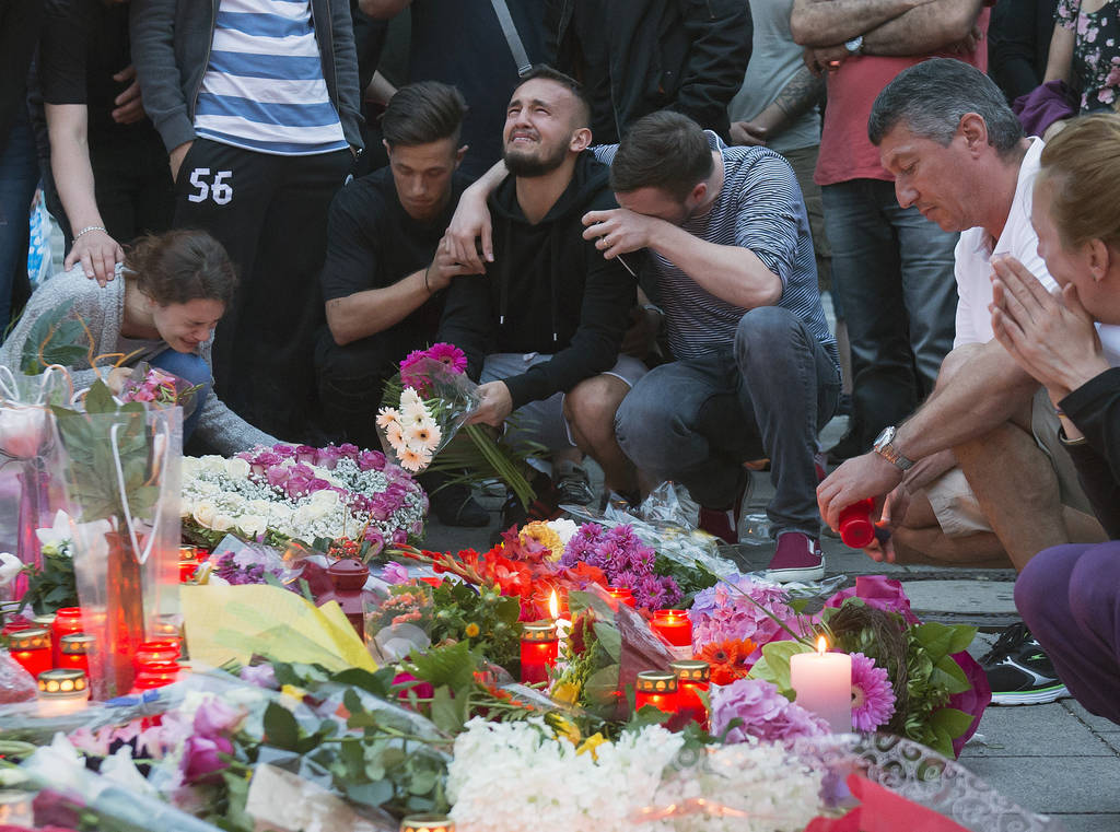 Dolor. Cientos de habitantes de Munich llevaron flores y velas para recordar a las víctimas de las matanza del viernes pasado.