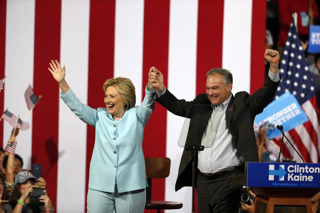 Preparados.  Hillary Clinton presentó a su compañero de fórmula Tim Kaine en Miami.