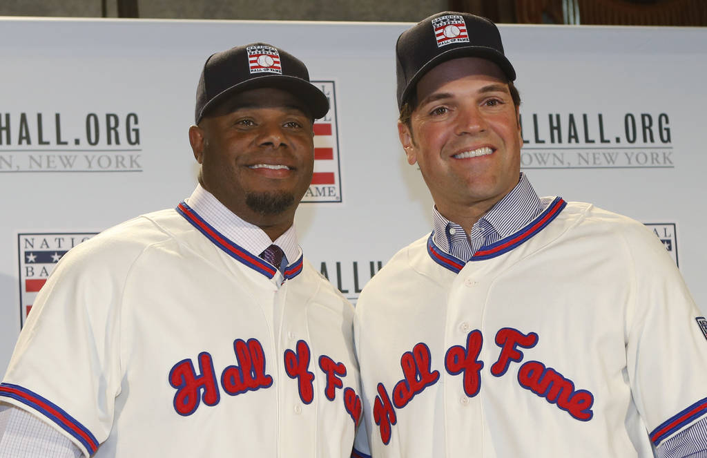 Ken Griffey Jr. (i) y Mike Piazza, dos leyendas vivientes del beisbol de Grandes Ligas. (AP)