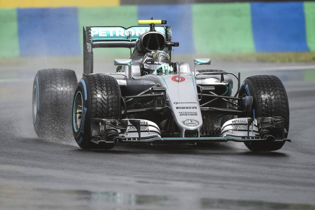 El líder del campeonato de pilotos de la Fórmula Uno, Nico Rosberg, logró la vuelta más rápida en la clasificación para el Gran Premio de Hungría, su coequipero Lewis Hamilton largará segundo. (EFE)