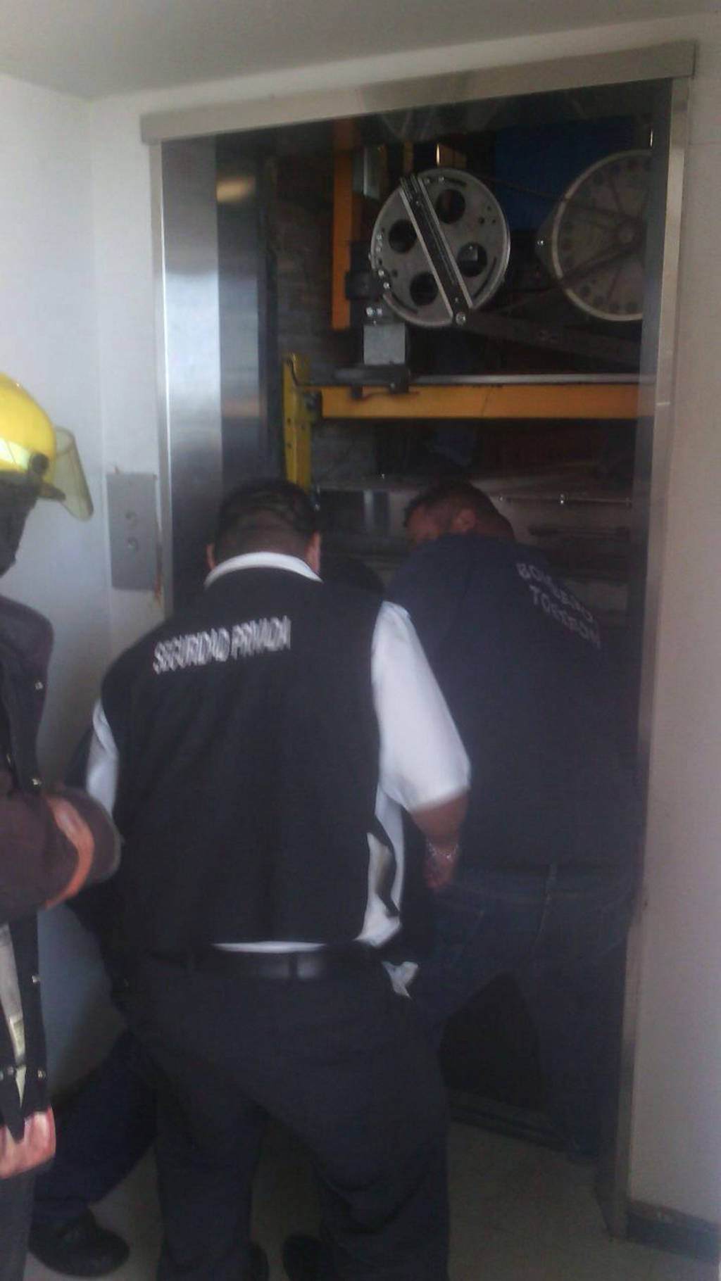 Emergencia. Quedan atrapadas cuatro personas en elevador del ISSSTE de Torreón.  (CORTESÍA) 