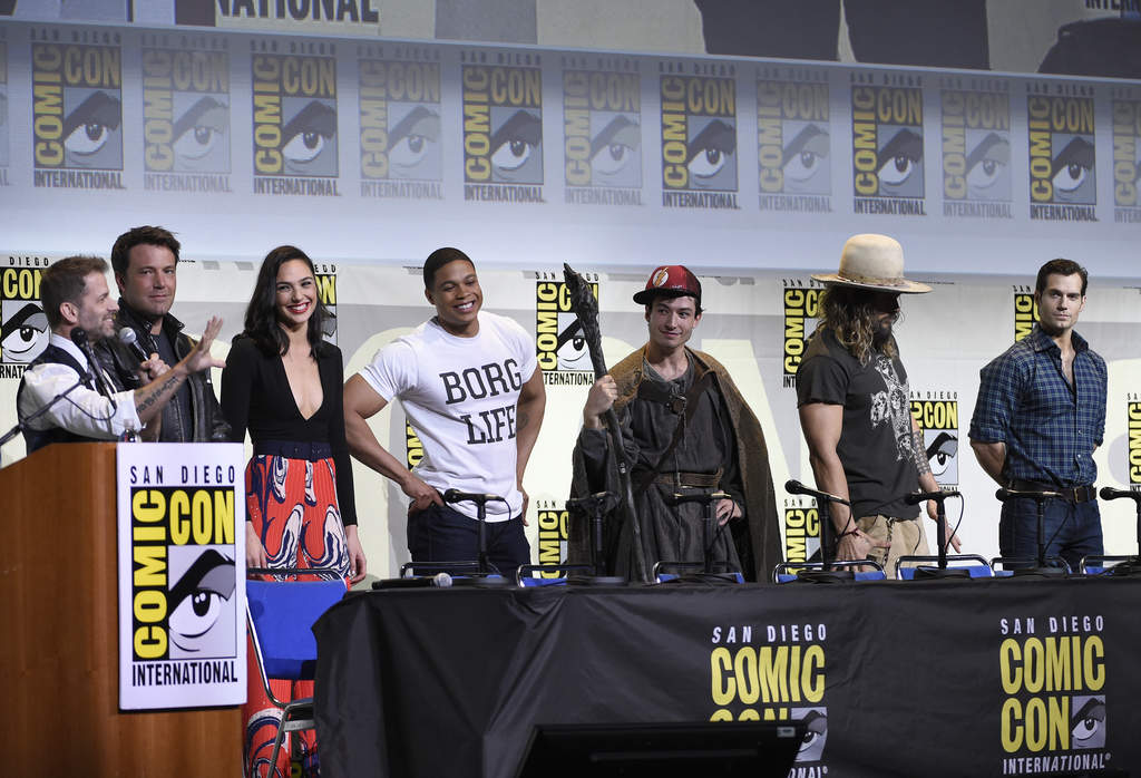 Presentación. El director Zack Snyder (izq.) y los actores Ben Affleck, Gal Gadot, Ray Fisher, Ezra Miller,  Jason Momoa y Henry Cavill de la Liga de la Justicia.