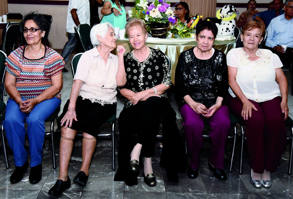 Antonieta Valadez, Margarita Noroña vda. de Rodríguez, Magda Venegas, Elizabeth
Venegas y Juanita Rodríguez. 
