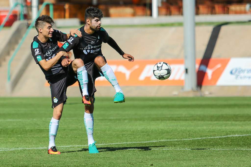Los defensores Jorge Villafaña y Néstor Araujo disputan el balón durante el entrenamiento de ayer de Santos Laguna en las canchas alternas del Territorio Santos Modelo. (Cortesía Club Santos)