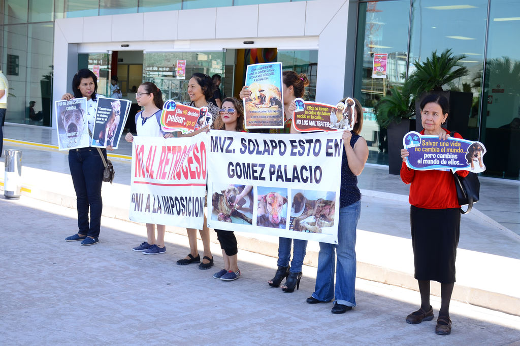 Animalistas protestaron en la Presidencia Municipal de Torreón para exigir la reinstalación del extitular de Control Canino. (FERNANDO COMPEÁN) 
