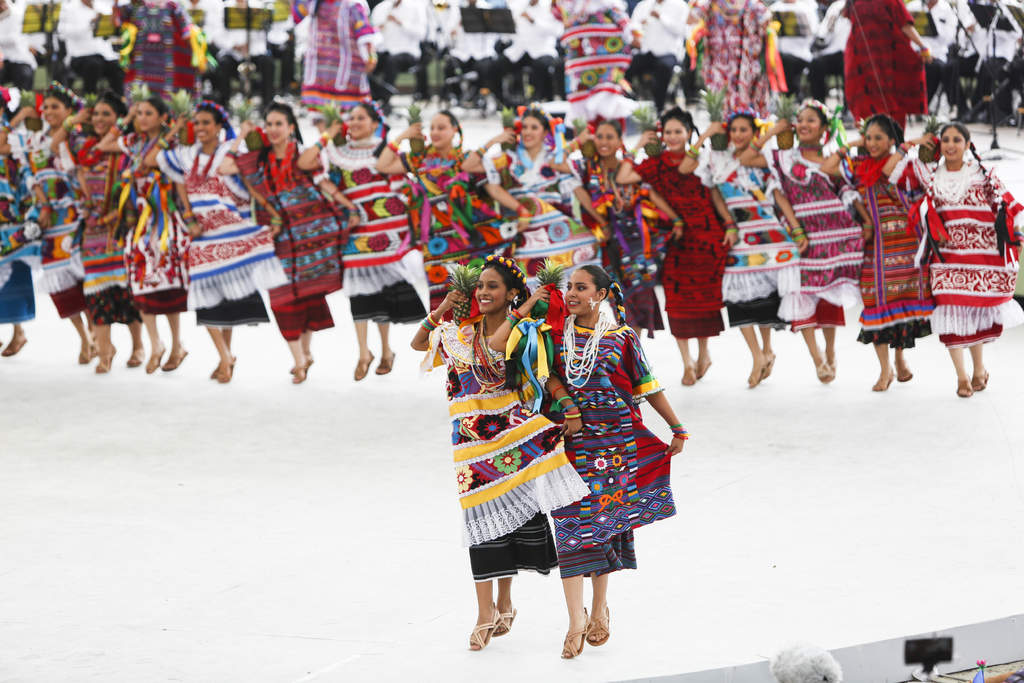 El primer 'Lunes del Cerro' abrió con el baile de las Chinas Oaxaqueñas forradas de tradicionales y coloridos atuendos. (EFE) 