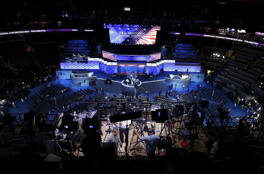 La convención, que se prolongará hasta el jueves en el pabellón deportivo Wells Fargo de Filadelfia, convertirá oficialmente este martes a Clinton en la primera mujer que aspira a la Presidencia del país. (AP)