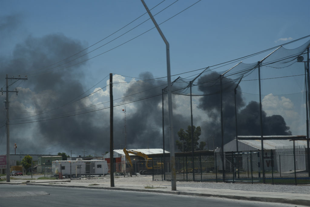 Fue alrededor de las 14:30 horas que se comenzó a observar una intensa columna de humo negro al oriente de la ciudad. (ESPECIAL)