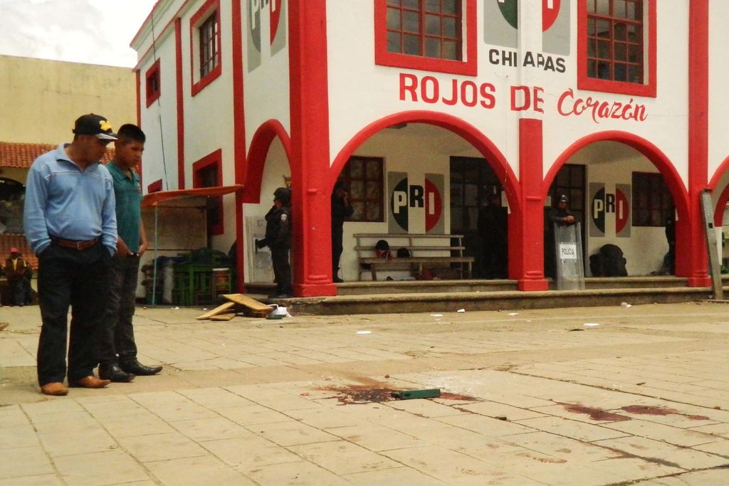 Desde el mediodía del sábado, en la cabecera municipal de San Juan Chamula, hay presencia de la Policía Estatal Preventiva (PEP), que permanecen apostados en la plaza central. (ARCHIVO)