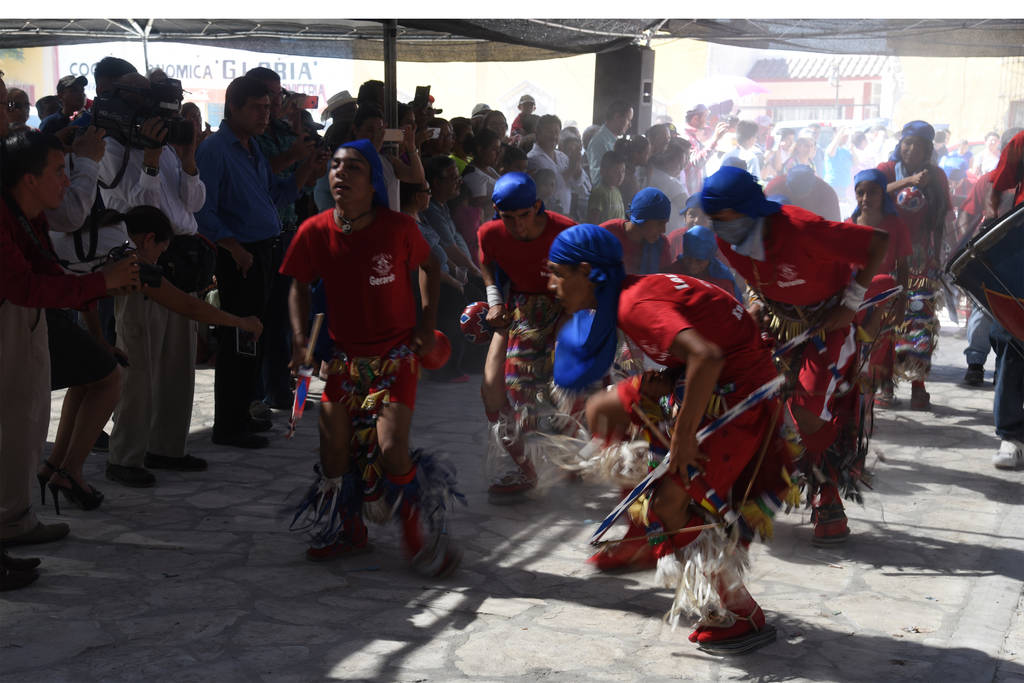 Festejos. En la conmemoración del 285 aniversario de la fundación de Viesca se presentó como novedad la Matlachinada, donde participaron más de 400 danzantes. (JOEL MENDOZA ARAUJO)

