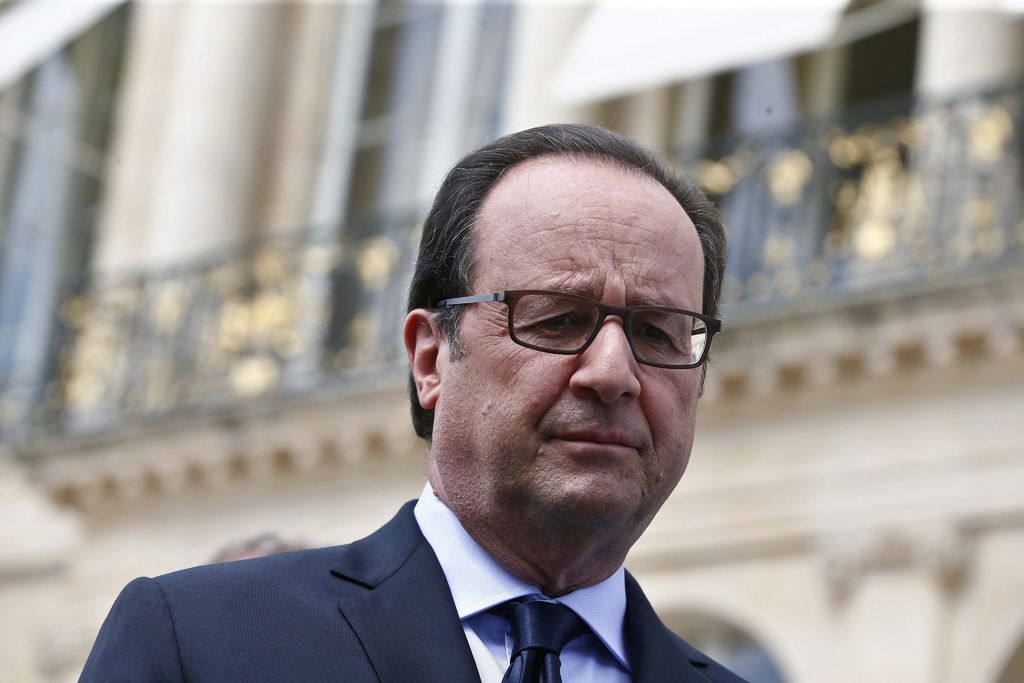 Hollande se reunió con la familia del sacerdote y con los rehenes que fueron retenidos durante cerca de una hora en la iglesia, quienes le manifestaron su 'dolor, pero también su voluntad de entender'. (ARCHIVO) 

