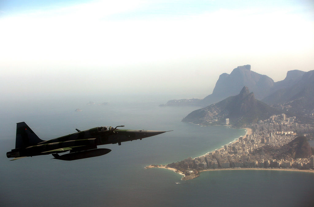 El avión es del modelo AF-1B, como designa la Marina de Brasil al McDonnell Douglas A-4 Skyhawk, y forma parte de un grupo de doce cazas que fue modernizado recientemente por la fabricante brasileña Embraer. (ARCHIVO)