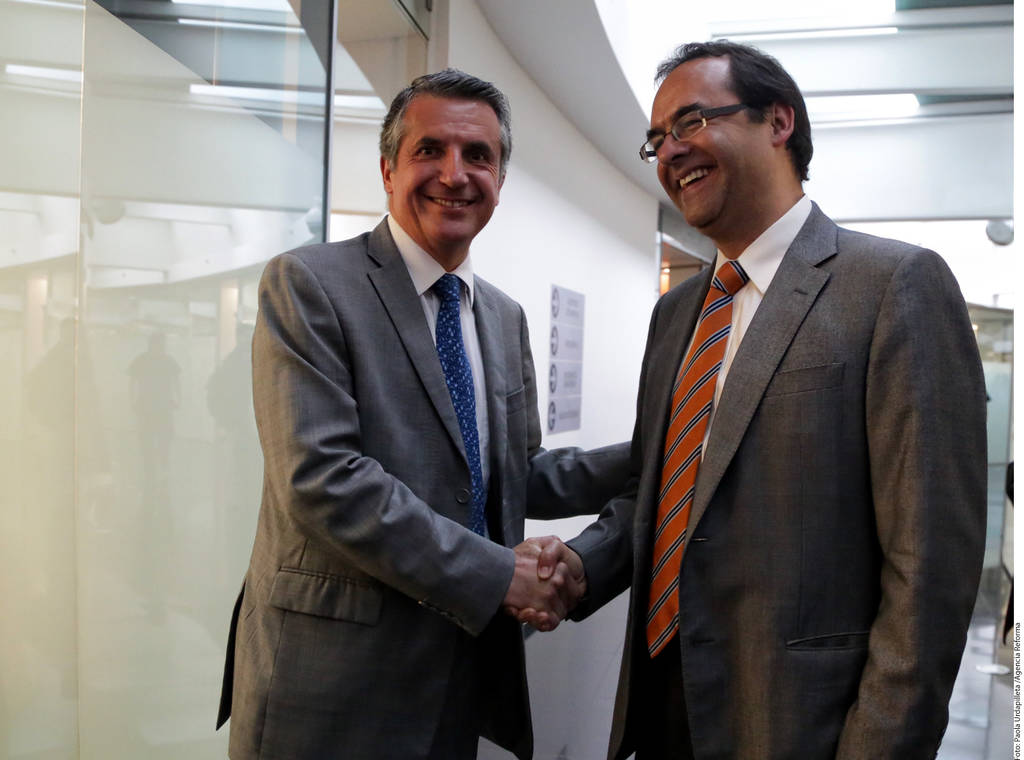 Paces. Julio Santaella (izq.), presidente del Inegi, y Gonzalo Hernández Licona, del Coneval, se encontraron en el Congreso.
