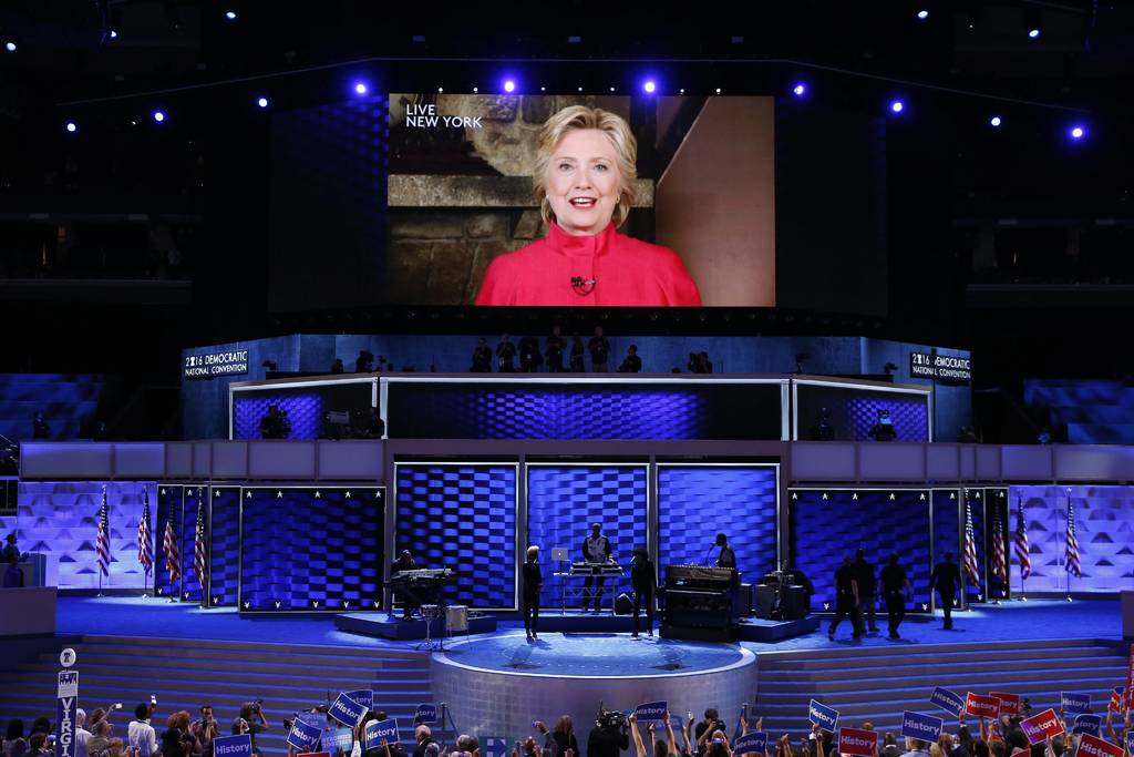 A distancia. Hillary Clinton siguió la votación de los delegados demócratas desde Nueva York.