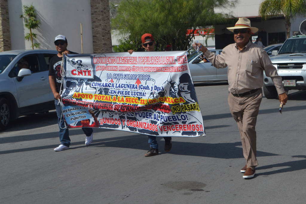 Protestas. Ayer el Magisterio Lagunero también protestó por los hechos violentos que se registraron en Nochixtlán, Oaxaca. (ANGÉLICA SANDOVAL)