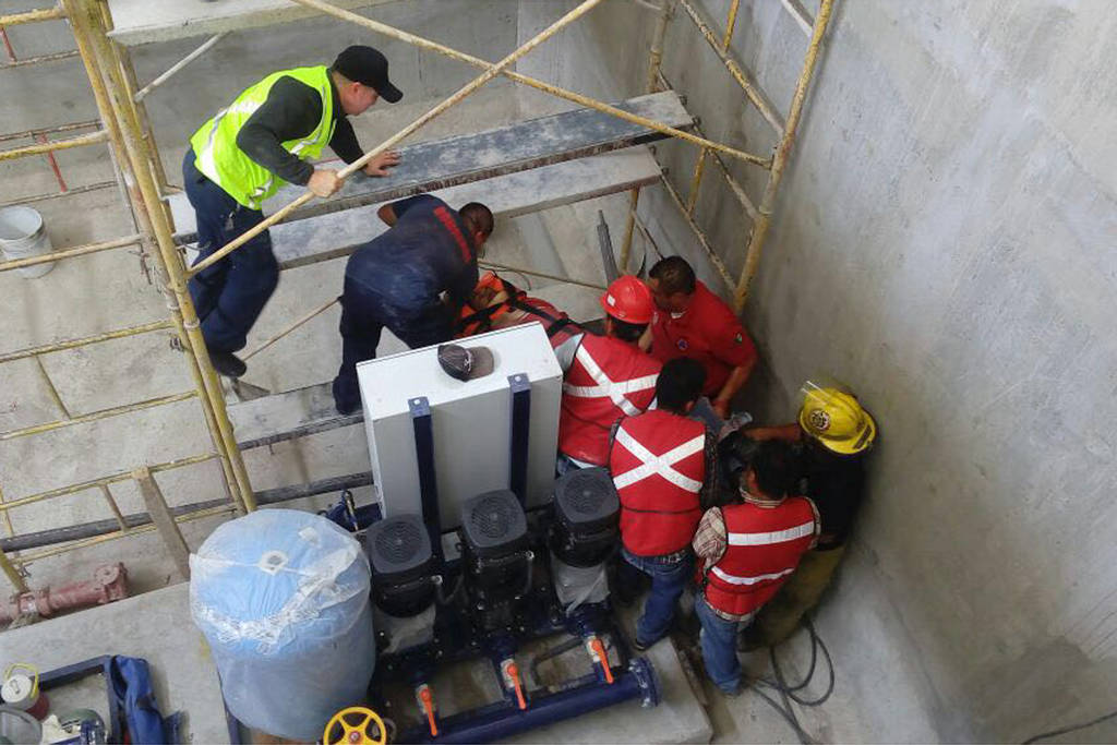 Lesionado. Limpiador de cisterna resbala de un andamio en el nuevo Hospital General, y cae de una altura de cuatro metros. (EL SIGLO DE TORREÓN)