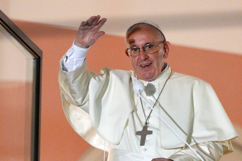 Saludo. El Papa saluda a los fieles desde la ventana papal en el palacio de los arzobispos.