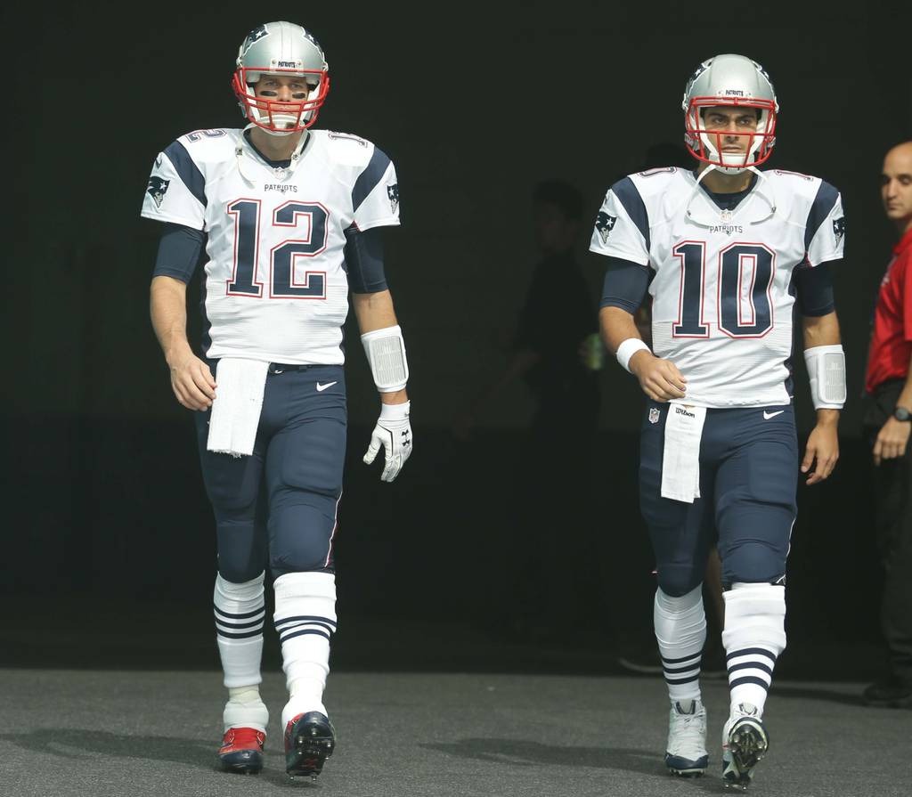 Tom Brady (i) se perderá los primeros cuatro partidos de los Patriotas, Jimmy Garoppolo será quien lo reemplace. Brady será titular en la semana cinco