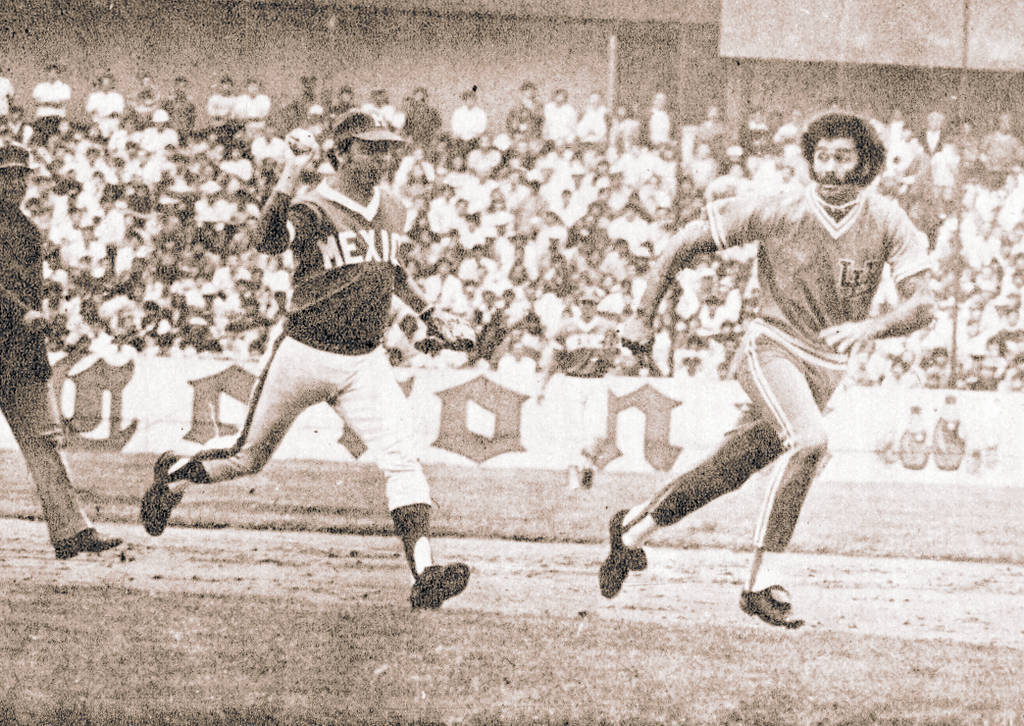 El dominicano Blas Santana (der.) era una pieza clave de los Algodoneros del Unión Laguna en la temporada de 1976, en la gráfica trata de evitar que el veracruzano Ramón 'El Abulón' Hernández lo ponga out. (Especial)
