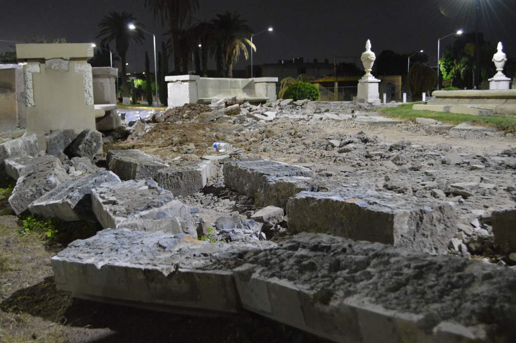 En la zona se dejaron sin daños otros elementos como las bancas con ornamentos .(EL SIGLO DE TORREÓN) 