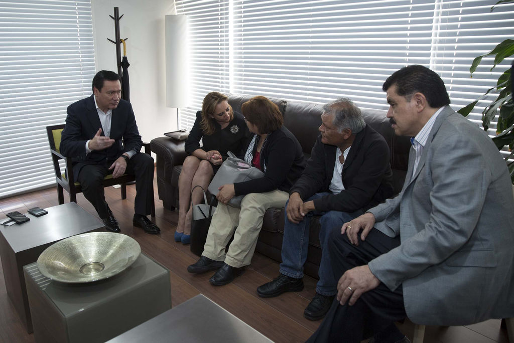 El martes, la madre de la víctima se arrodilló ante el secretario de Gobernación, Miguel Ángel Osorio Chong, para suplicarle ayuda en el caso, con quien después se reunió. (ARCHIVO)
