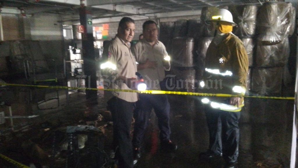Coordinados por Alonso Gómez, titular de Protección Civil en Gómez Palacio, los bomberos iniciaron las acciones para sofocar las llamas. (ESPECIAL)