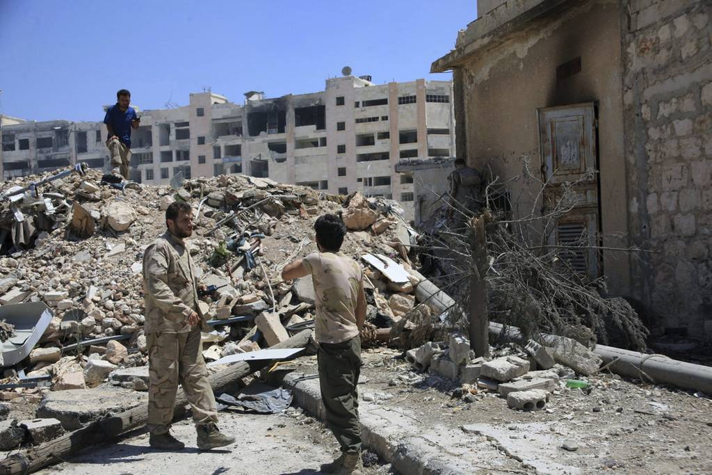 Combate.  Las fuerzas gubernamentales sirias arrebataron a facciones islámicas amplias zonas en  el norte de la ciudad de Alepo.