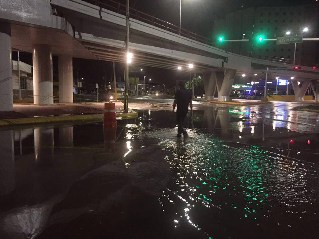Vialidades. Las principales calles de la región terminaron inundadas por la tormenta eléctrica registrada ayer. (EL SIGLO DE TORREÓN)