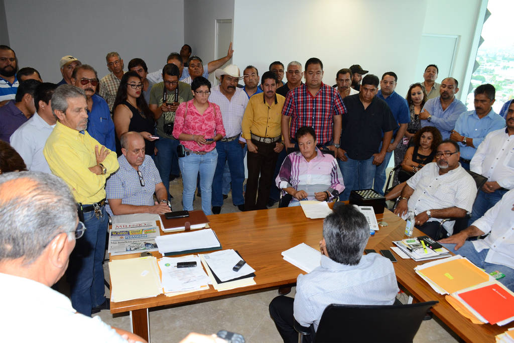 Se reúnen. Representantes de taxistas esperan la decisión de las autoridades municipales de Torreón respecto a Uber. (EL SIGLO DE TORREÓN)