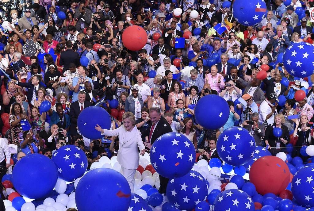 Celebración. Demócratas celebraron a Clinton tras aceptar su candidatura a la presidencia. 
