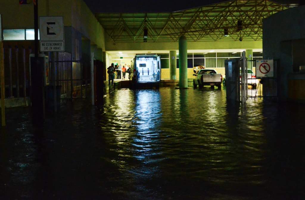 El área de Urgencias de la clínica 16 del IMSS se inundó. (FERNANDO COMPEÁN) 