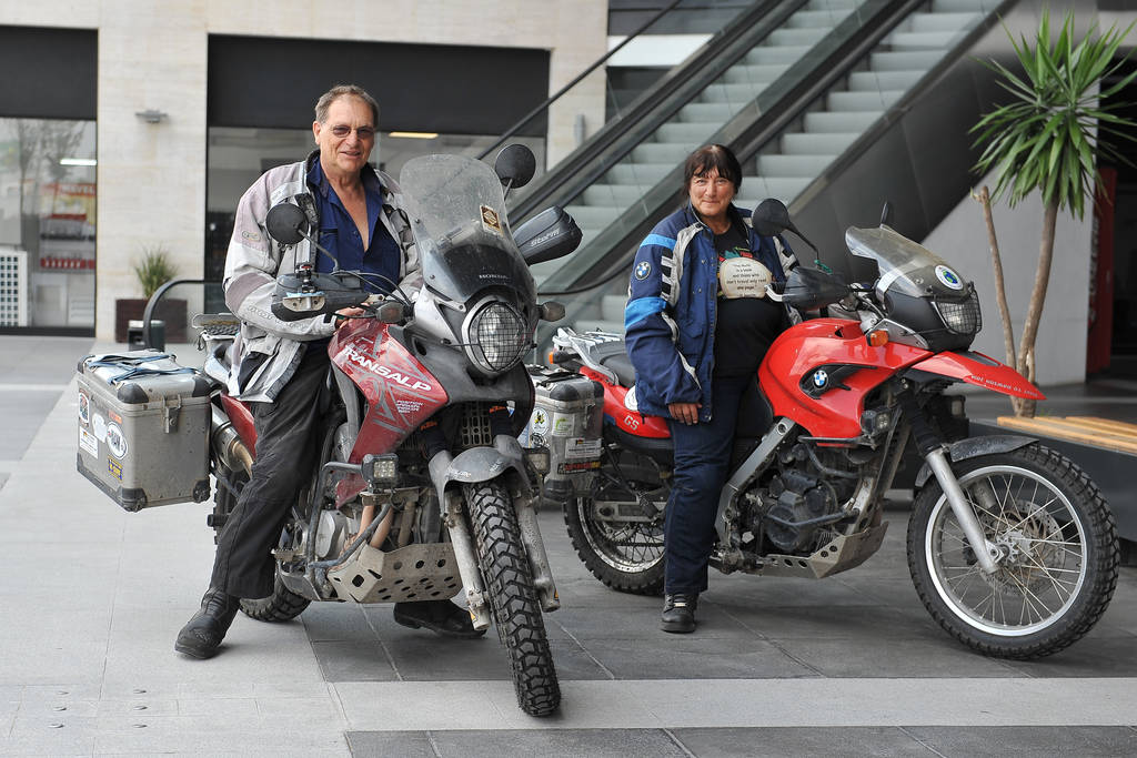 Aventureros. Simón y Mónica son un matrimonio de sexagenarios australianos que viajan por el mundo conduciendo sus motocicletas. (Erick Sotomayor)