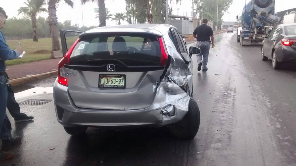 Golpe. Tanto la Honda Fit como la Ford Ranger resultaron muy dañadas con el choque alcance ocurrido por el Periférico.