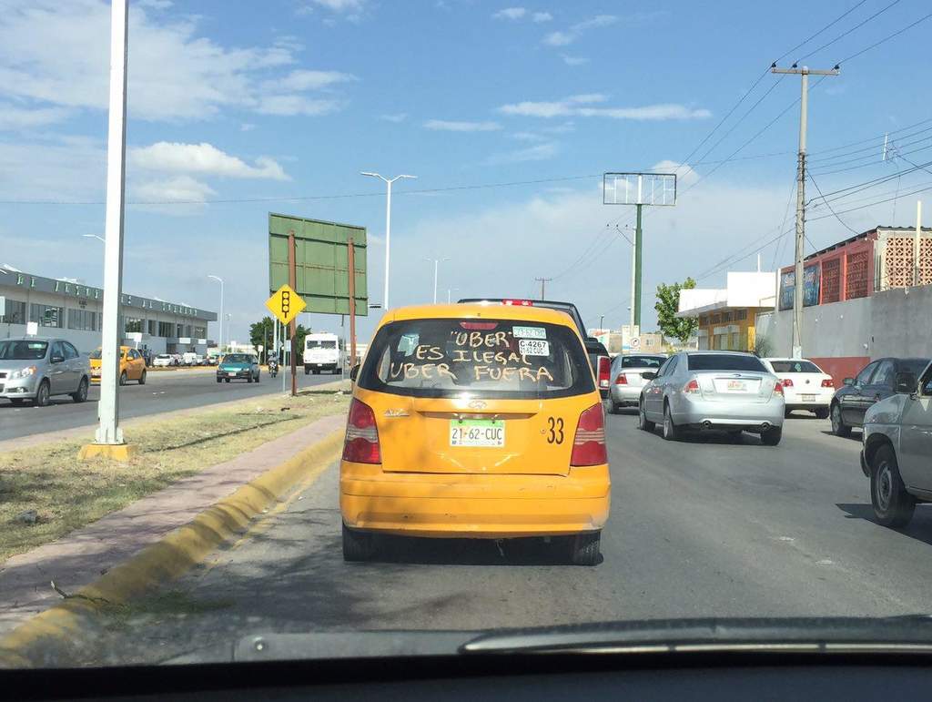 Las manifestaciones de los taxistas en contra de Uber se han hecho presentes en Torreón. (JOSÉ HERNÁNDEZ) 
