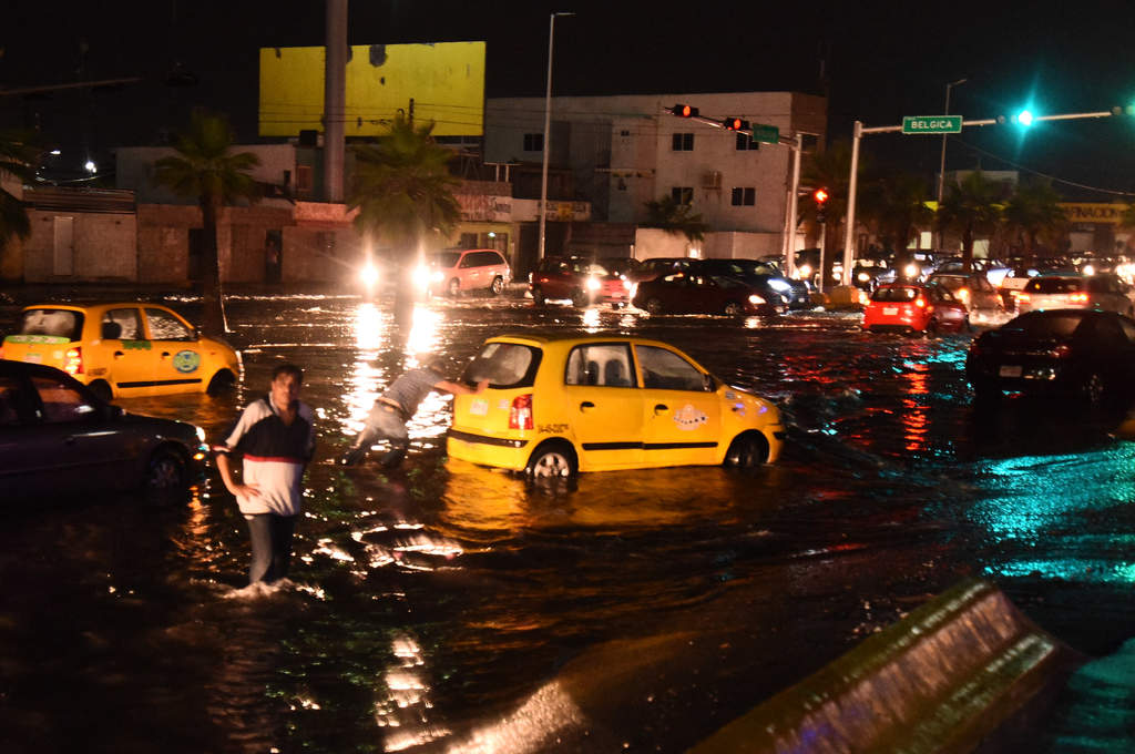 Afectaciones. Tanto en Torreón, como en Gómez Palacio y Lerdo, se pudo observar a decenas de automóviles varados. (FERNANDO COMPEÁN) 
