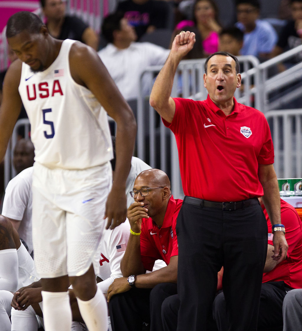 Mike Krzyzewski (der), entrenador de la selección estadounidense de basquetbol, principal favorita a ganar la medalla de oro en Río de Janeiro. (AP)